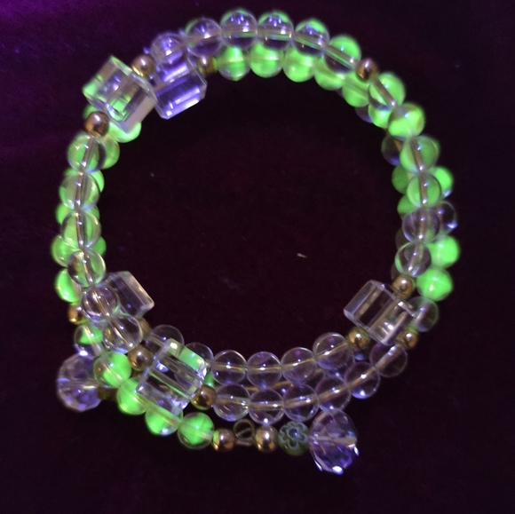 UV Reactive Glowing Yellow and Clear Glass Beaded Bracelet - Picture 7 of 9